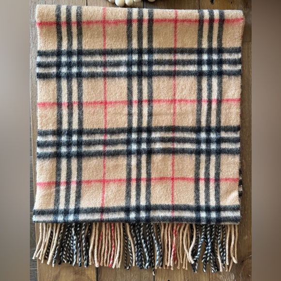 BURBERRY London Scarf in Traditional Novacheck Colorway. Excellent condition. - Picture 7 of 8